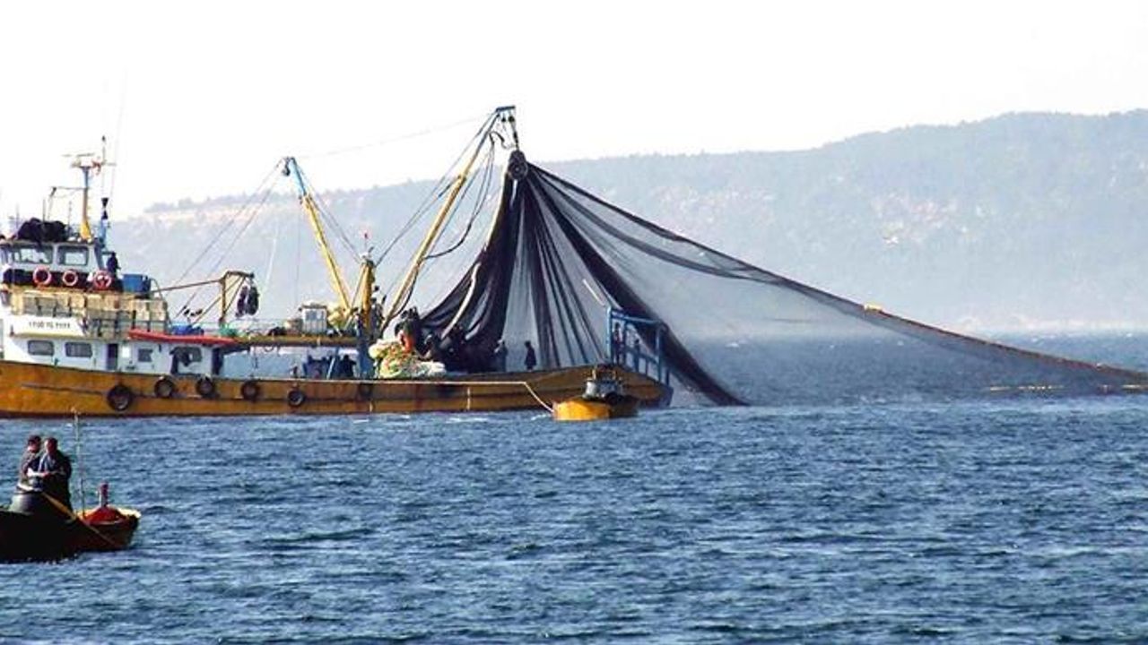 Depremzede balıkçılara gemi başına maddi destek
