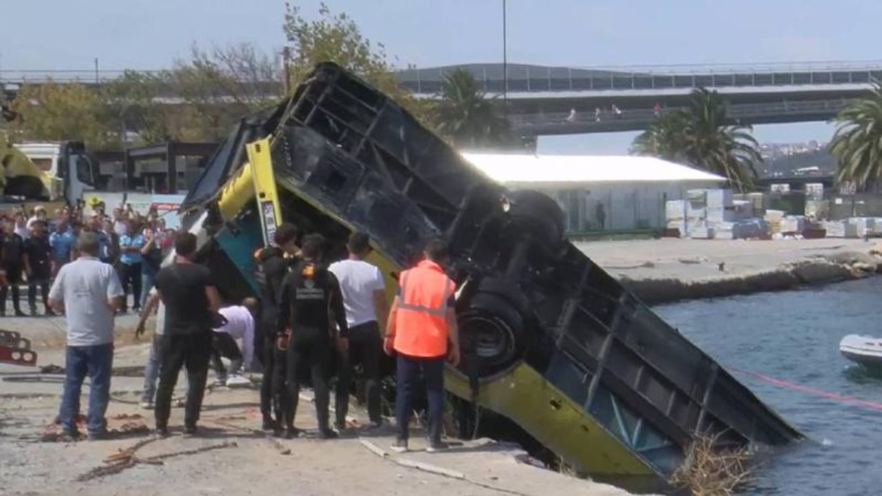 Eminönü’nde denize düşen otobüs 6 saatlik çalışma sonucu çıkarıldı
