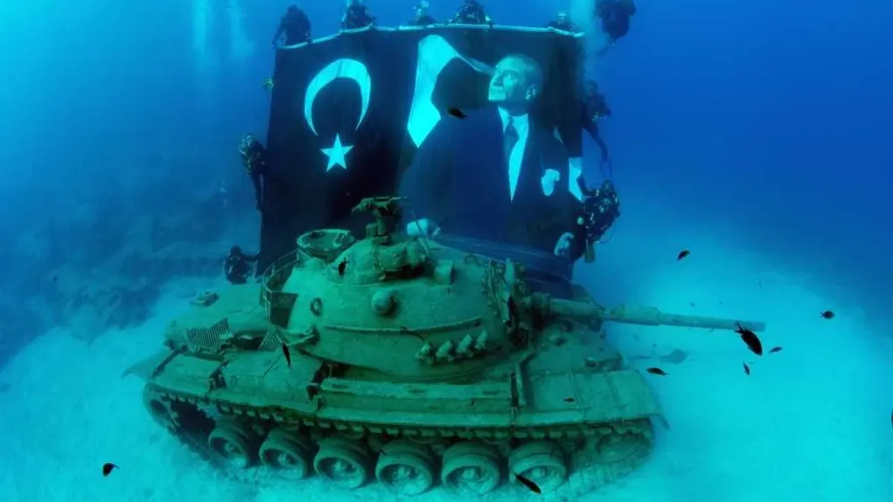 Kaş'ta su altındaki tanka Zafer Bayramı dalışı