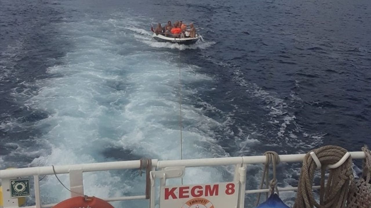 Sarıyer'de makine arızası yapan tekne kurtarıldı