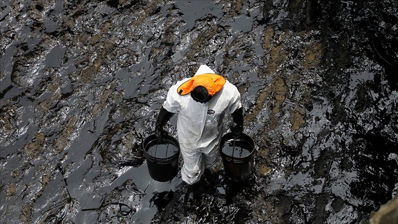 Tayland açıklarındaki petrol sızıntısı temizleniyor
