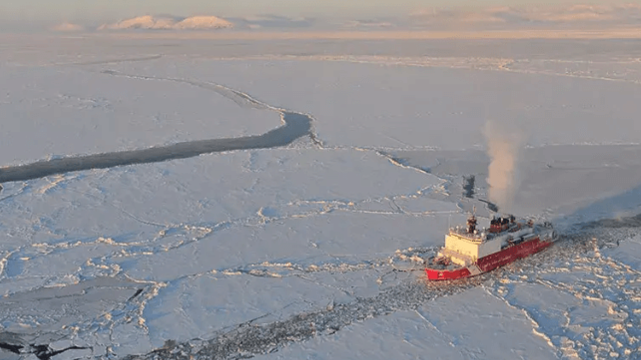 Rus Araştırma Gemisi Kuzey Kutbu'nda ABD Buzkıran Gemisini Önledi