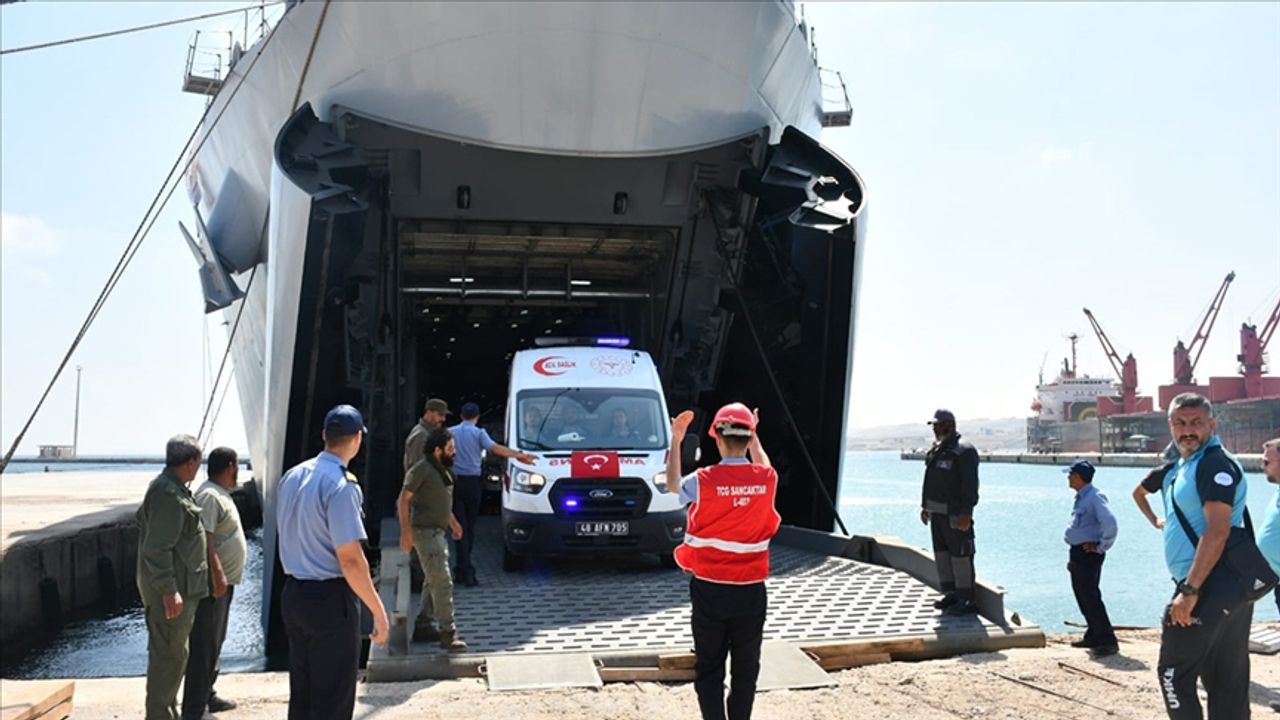 Libya'ya ulaşan yardım malzemeleri yetkililere teslim edildi