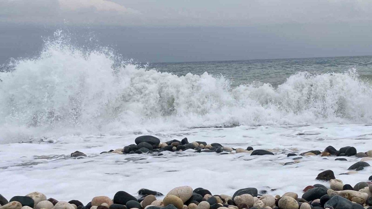 Akdeniz’de fırtına dev dalgalara neden oldu