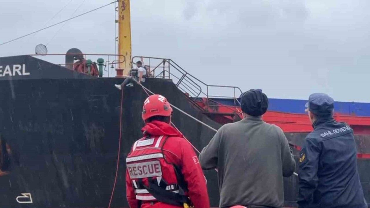 Hopa’da fırtına nedeniyle karaya oturan kuru yük gemisindeki personelin tahliyesine başlandı