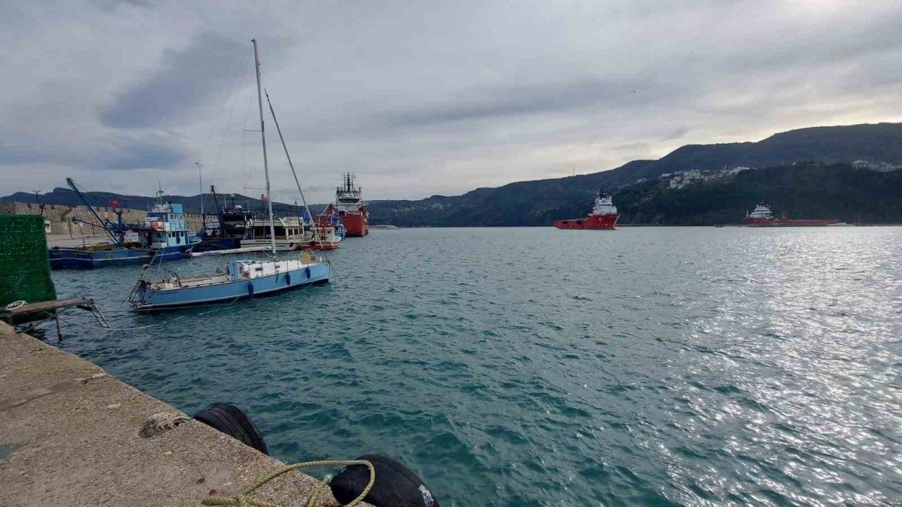 Karadeniz’de petrol aramada görevli tekneler Amasra Limanı’na sığındı