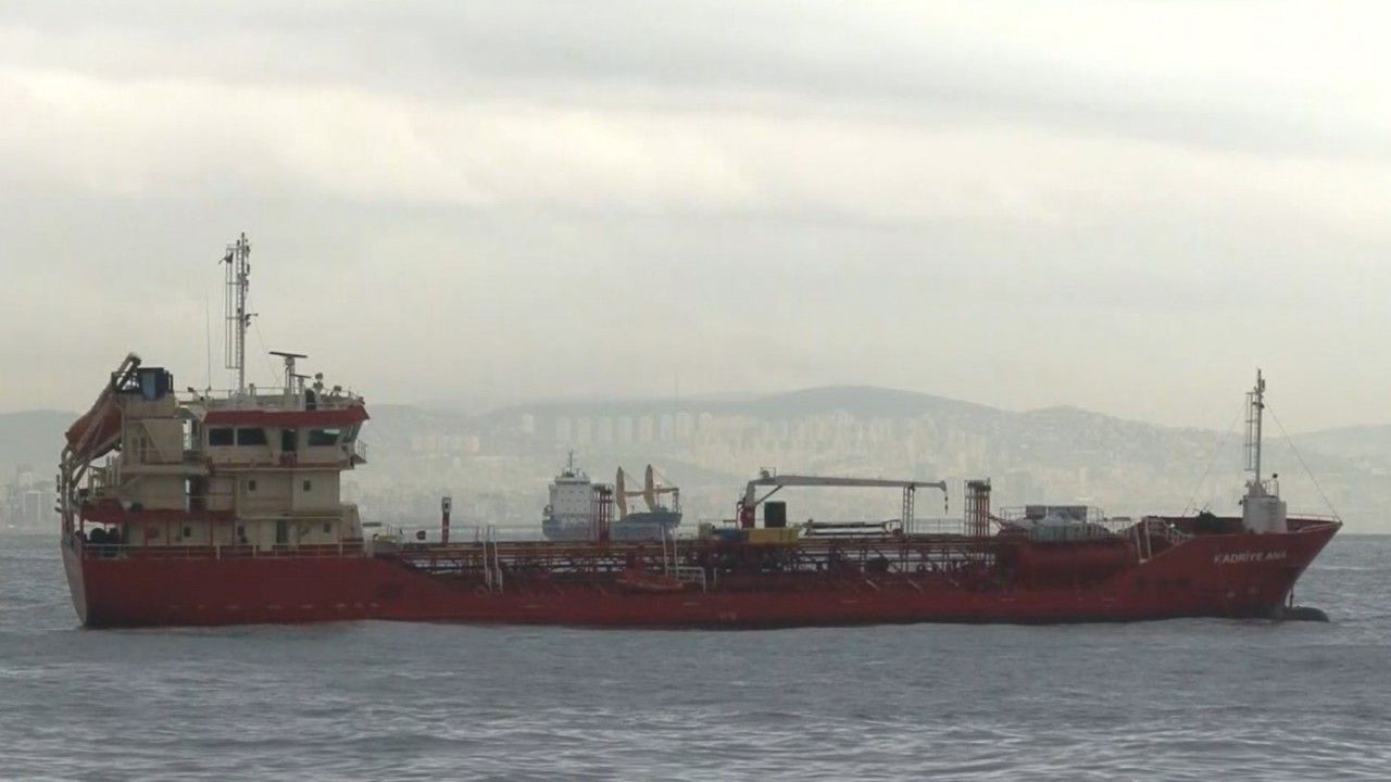 Zeytinburnu’nda karaya oturan gemi kurtarıldı