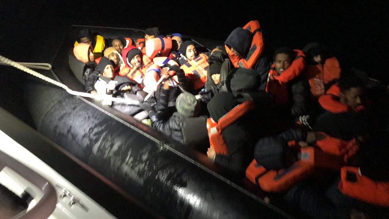 Botları patlatılan 47 göçmeni Sahil Güvenlik ekipleri kurtardı