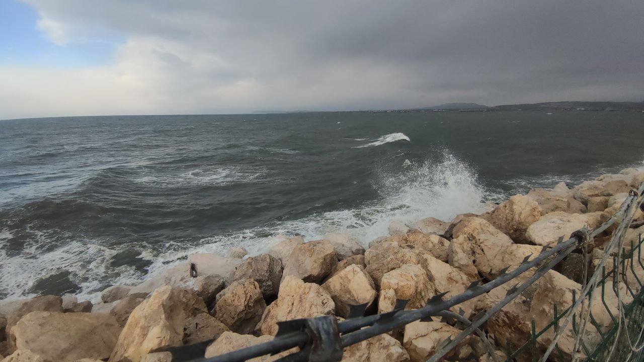 Fırtına Van Gölü'nde dev dalgalar oluşturdu