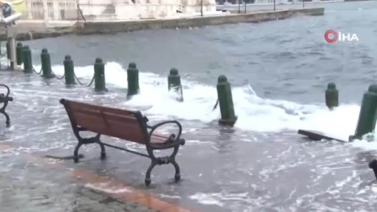 Ortaköy’de deniz yükseldi, restoranı su bastı
