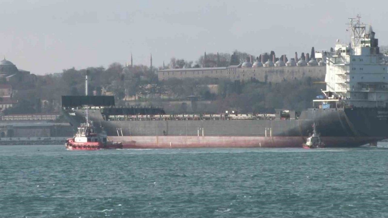 3 yıldır Kadıköy’de demirleyen İran bandıralı gemi limandan ayrıldı