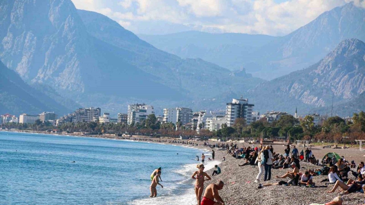 Termometrelerin 19 dereceyi gösterdiği Antalya’da Aralık ayında deniz keyfi
