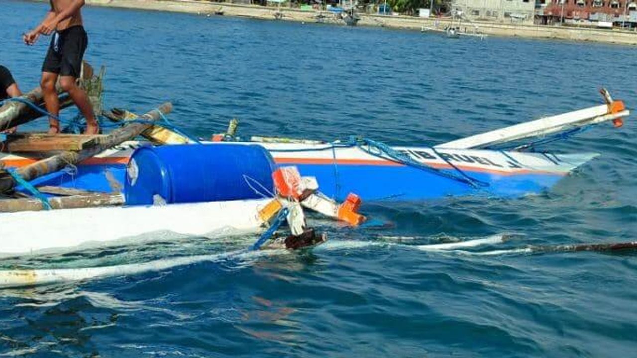 Çin yük gemisi Filipinler açıklarında demirli balıkçı teknesine çarptı