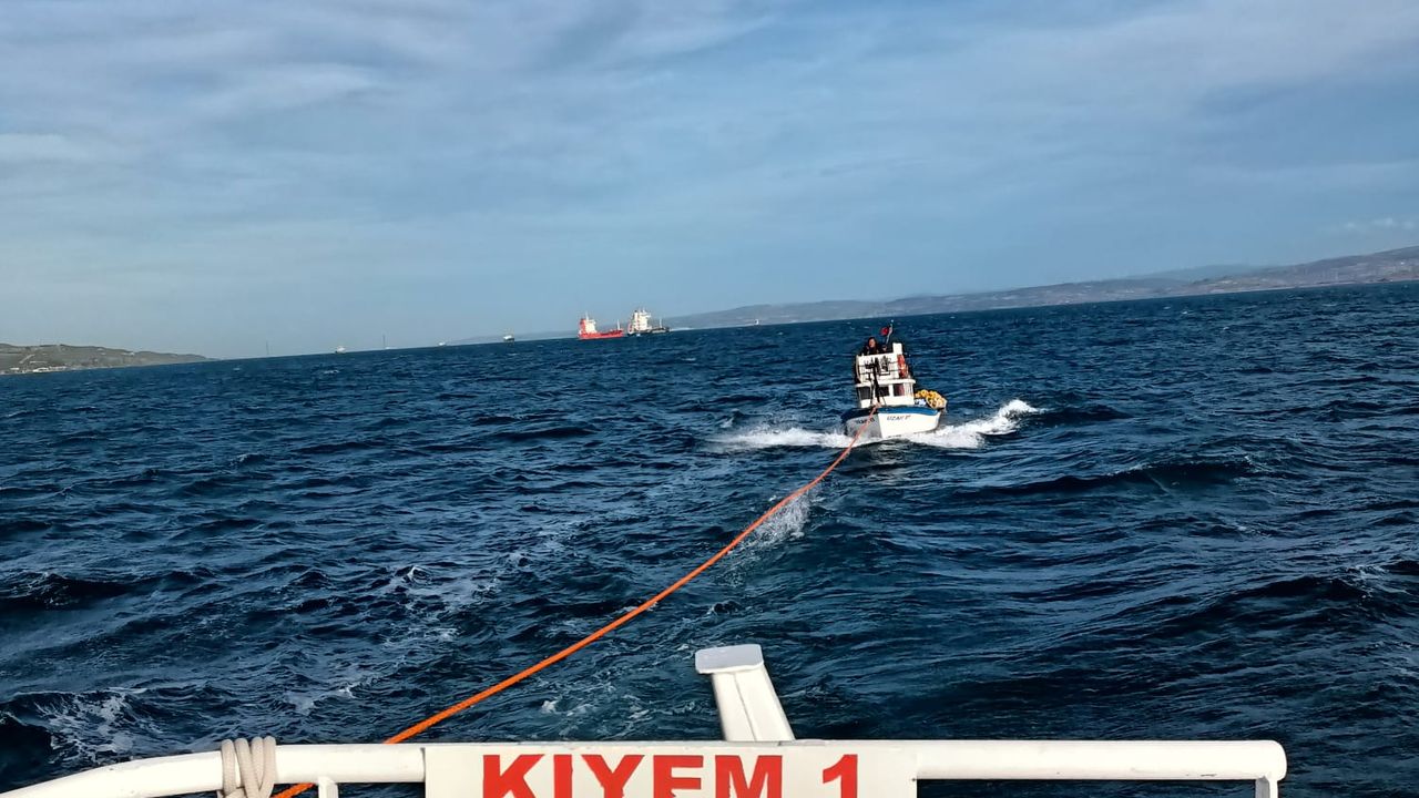 Çanakkale Boğazı’nda sürüklenen balıkçı teknesi, barınağa yanaştırıldı