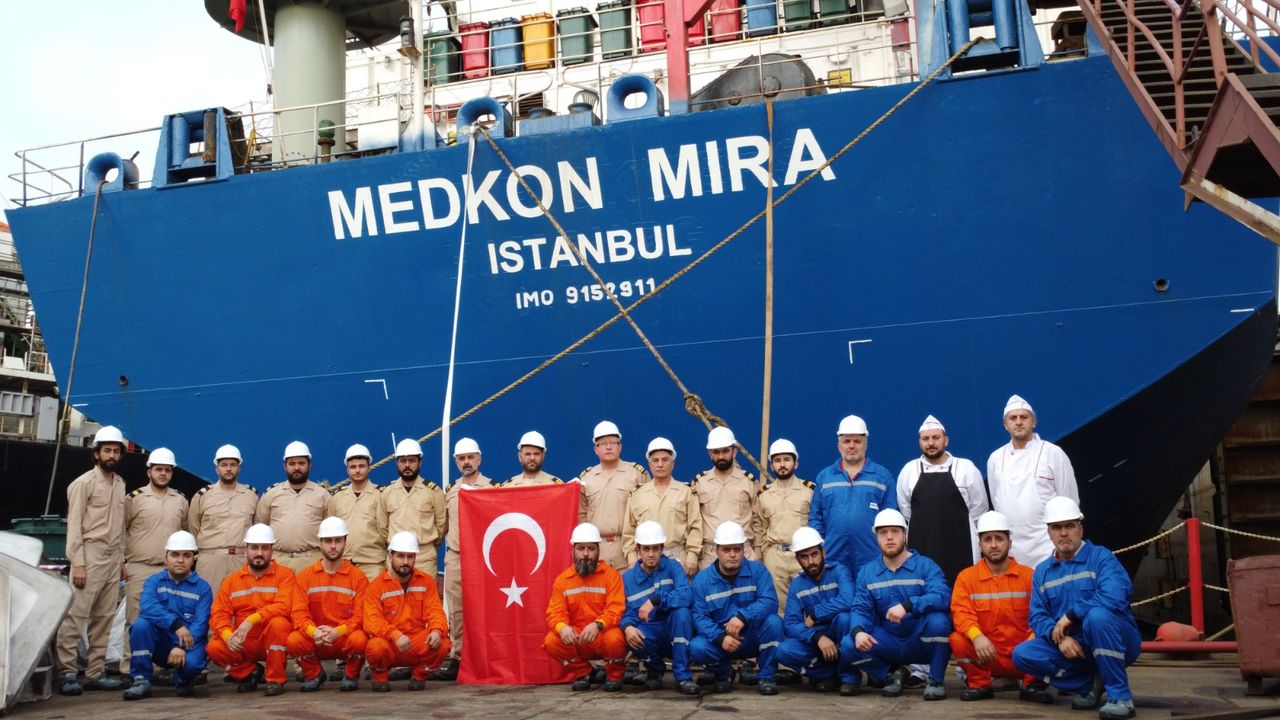 MEDKON MIRA isimli konteyner gemisine Türk bayrağı çekildi