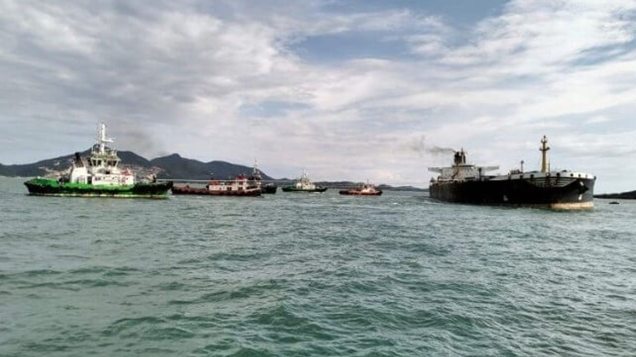 Dark Fleet tankeri Singapur yakınlarında karaya oturdu