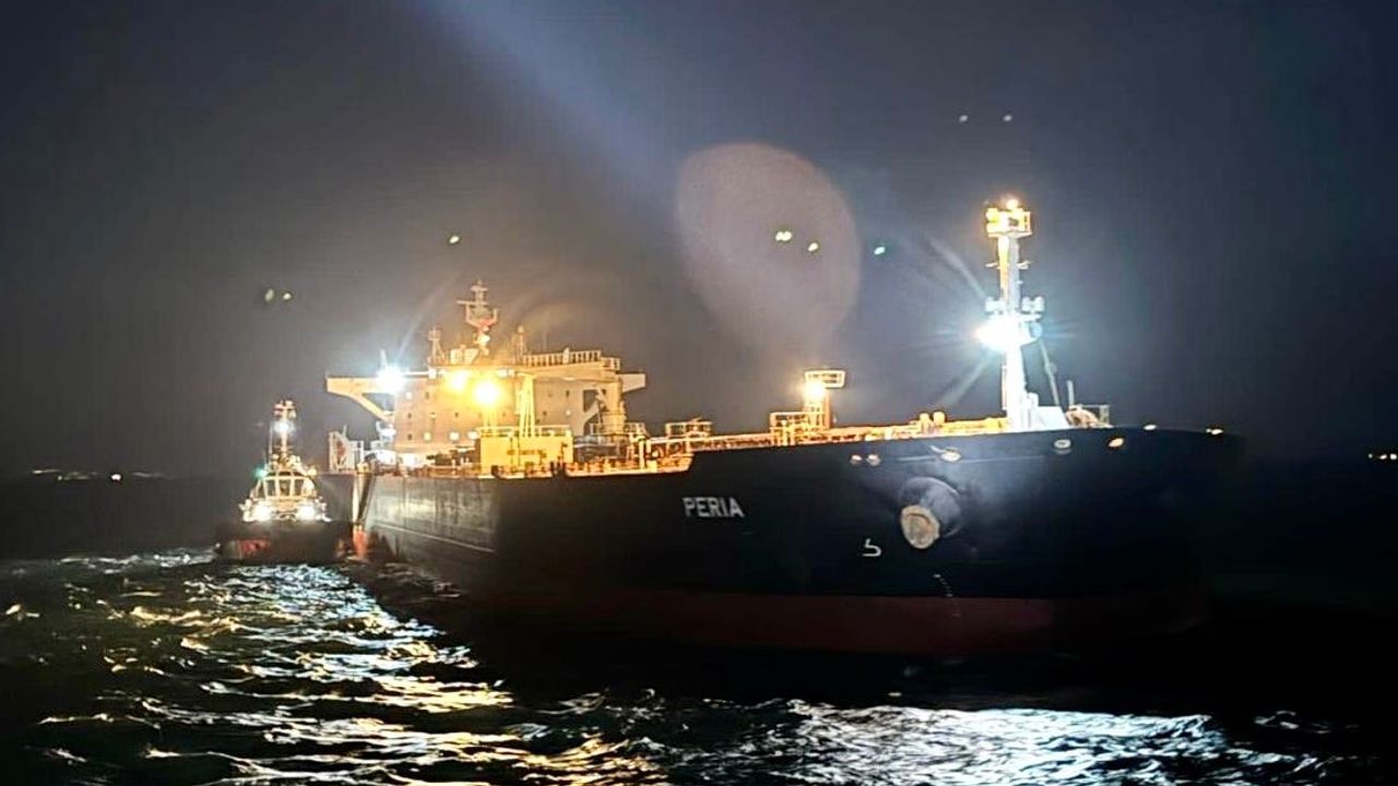 İstanbul Boğazı’nda arızalanan yakıt tankeri kurtarıldı