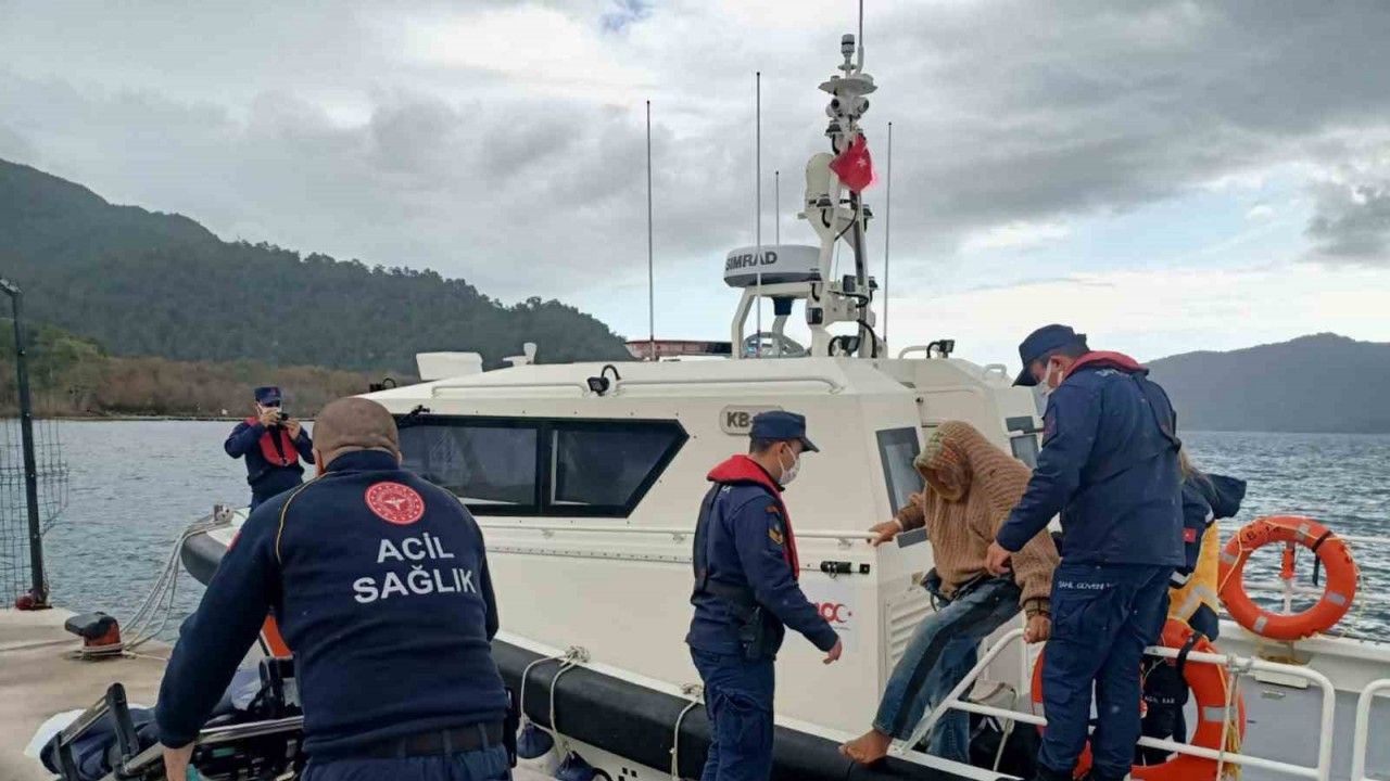 Özel teknede rahatsızlanan vatandaşa Sahil Güvenlik’ten tıbbi tahliye