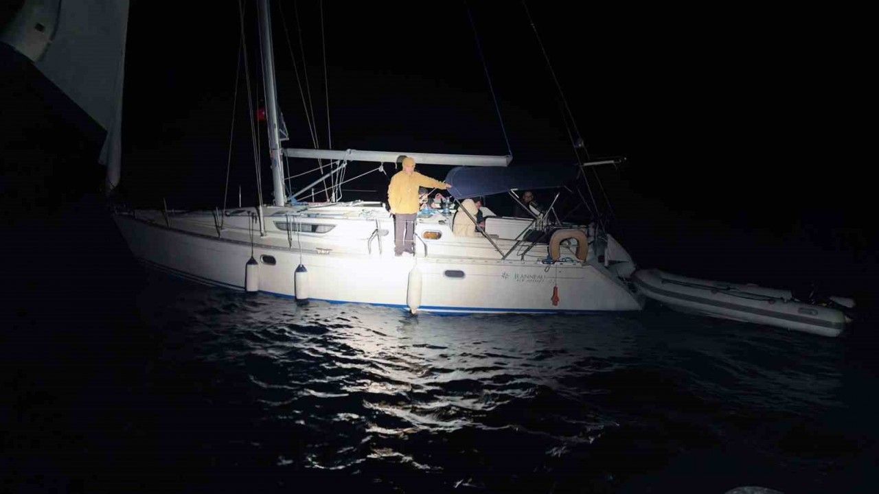 Mülteciler yelkenli tekne ile kaçarken yakalandılar