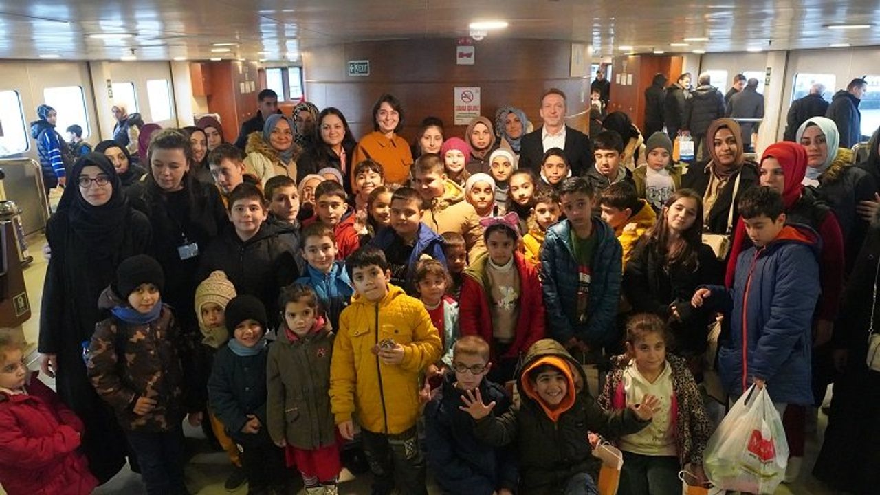 Şehir Hatları 100 çocuğu denizle buluşturdu