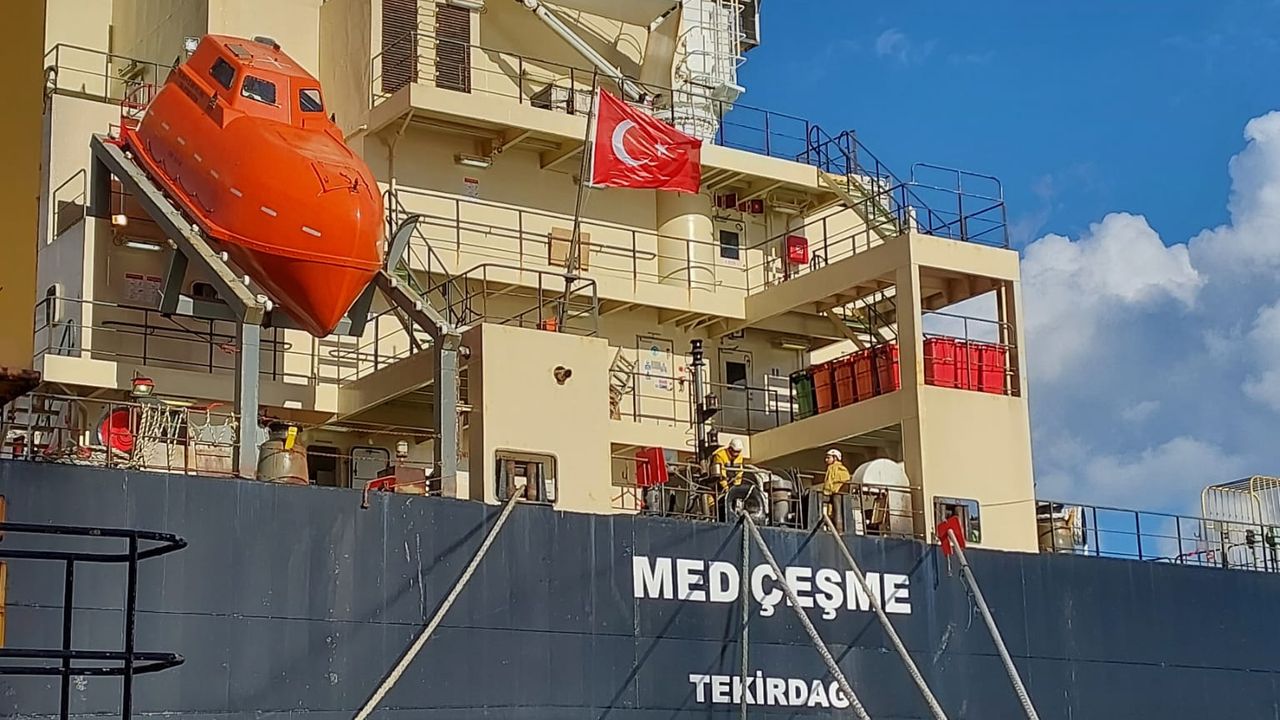 MEDLOG, MED ÇEŞME isimli gemisine Türk Bayrağı çekti