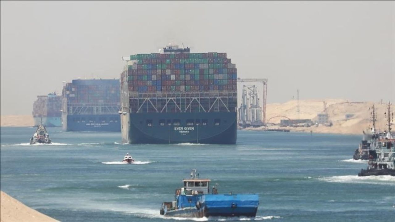 BM: Süveyş Kanalı'ndan geçişler son 2 ayda %42 azaldı
