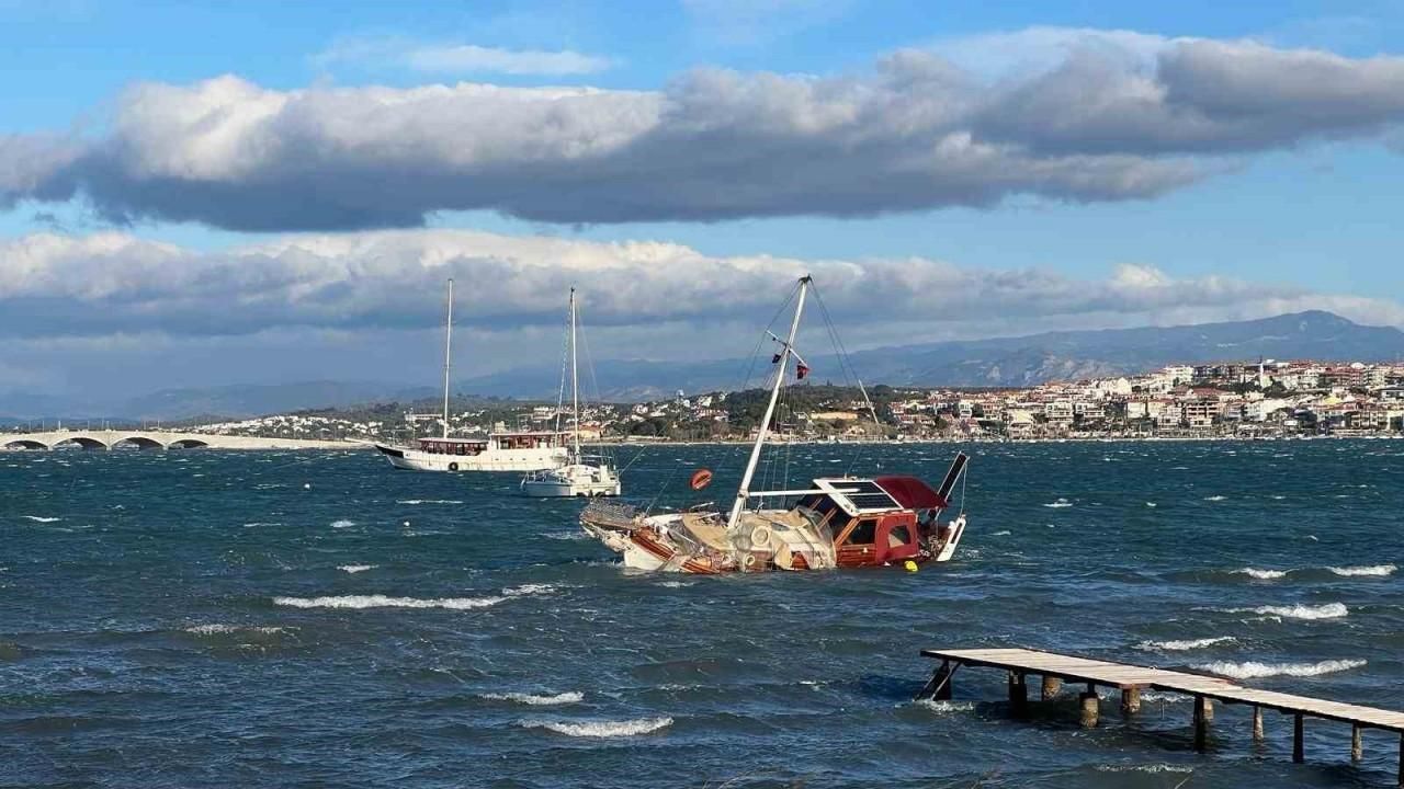 Ayvalık’ta kuvvetli fırtına tekneleri batırdı
