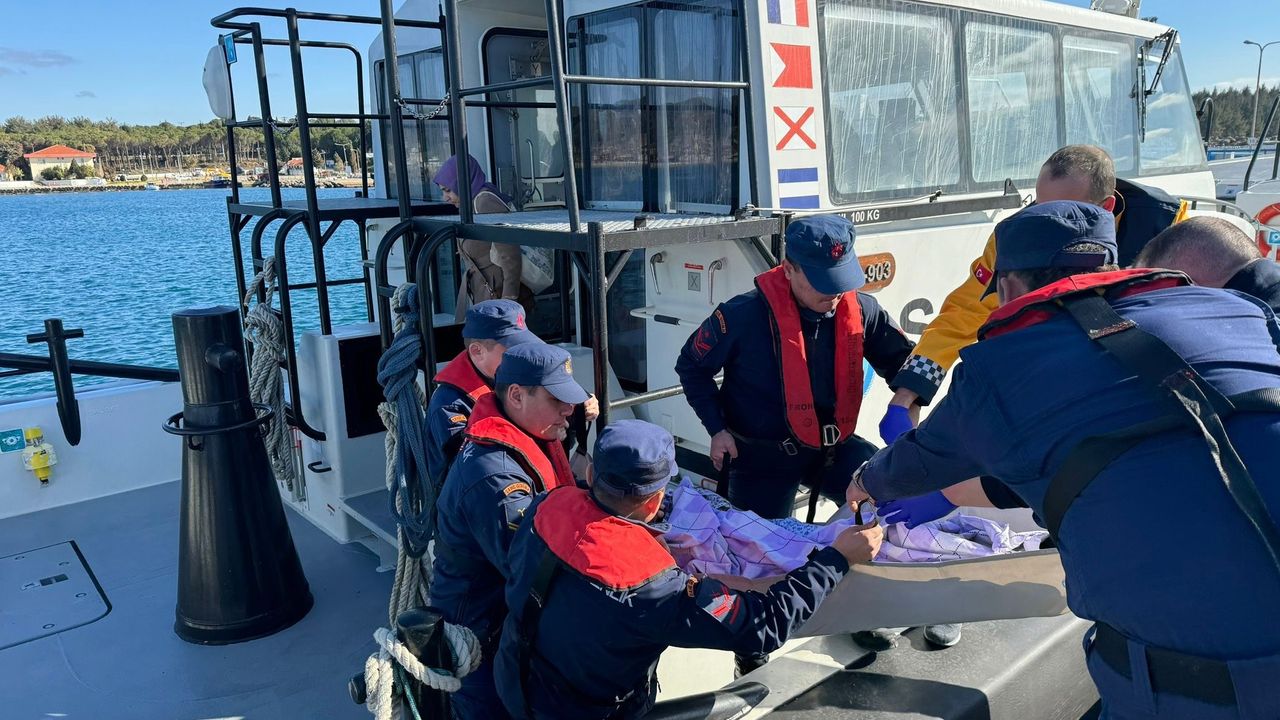 Rahatsızlanan vatandaş Sahil Güvenlik ekiplerince tahliye edildi