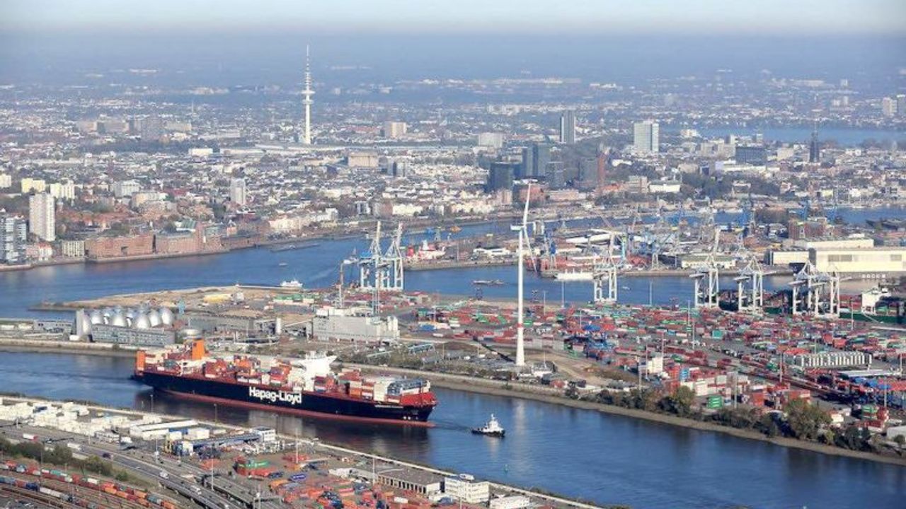 Hamburg Limanında gemi battı