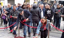 Beyoğlu’ndaki bombalı saldırıda hayatını kaybedenler anısına vatandaşlar karanfil bıraktı