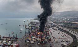 Deprem sonrasında hasar alan İskenderun Limanında yangın