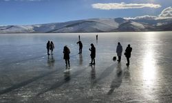 Çıldır Gölü'nü kaplayan buz erimeye başladı