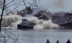 Video: USS Cleveland suya inerken römorköre böyle çarptı
