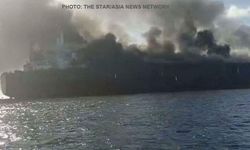 Aframax tanker Singapur açıklarında yandı (Video)