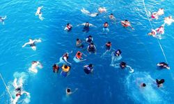 İranlıların Van Gölü’nde yüzme keyfi