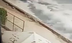 Şiddetli rüzgar denizi taşırdı, teknede yakalanan iki kişi alabora oldu