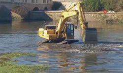Tunca Nehri’ndeki kirliliği temizleyen iş makinaları balçıkta mahsur kaldı