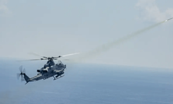 İran Devriye Botları ABD Deniz Piyadelerinin Helikopterine Lazer Parlatıyor