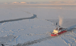 Rus Araştırma Gemisi Kuzey Kutbu'nda ABD Buzkıran Gemisini Önledi