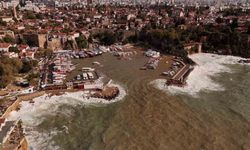 Antalya’da 1’i tur, 3 teknenin battığı liman havadan görüntülendi