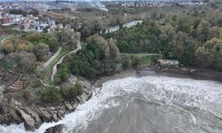 Düzce'de fırtınayla dalgalar yükselince deniz kenarındaki tesis çöktü