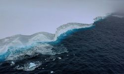 İngiliz Araştırma Gemisi Dünyanın En Büyük Buzdağını Ziyaret Etti