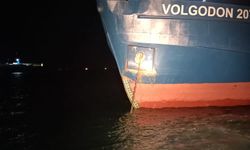 Ahırkapı'ya demirleyen kargo gemisi konteyner gemisine çarptı
