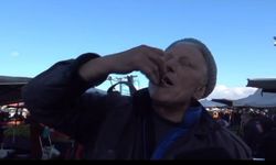 Ankaralı balıkçı hamsileri çiğ yiyerek müşterilerine tazeliğini gösterdi