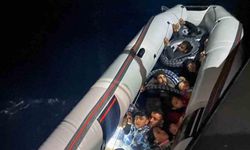 Batmak üzere olan lastik bot içindeki düzensiz göçmenler kurtarıldı