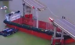 Çin'de gemi köprüye çarptı! Araçlar denize düştü, ölü ve kayıplar var
