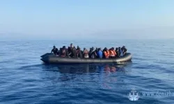 İzmir açıklarında 36 düzensiz göçmen kurtarıldı, 38 düzensiz göçmen yakalandı.