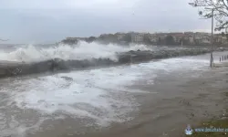 Kadıköy’de dev dalgalar sahile taştı