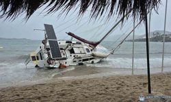 Bodrum’da fırtına, yelkenli tekne karaya vurdu