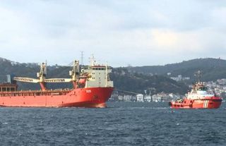 Karadeniz’de arızalanan gemi 11 saatte Ahırkapı'ya çekildi
